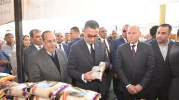 بتخفيضات كبيرة.. افتتاح سوق اليوم الواحد بالمرج لتوفير السلع الغذائية بتخفيضات كبيرة.. افتتاح سوق اليوم الواحد بالمرج لتوفير السلع الغذائية