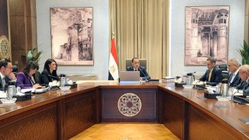 رئيس الوزراء يستعرض الهيكل التنظيمي لوحدة إعادة هيكلة الشركات المملوكة للدولة رئيس الوزراء يستعرض الهيكل التنظيمي لوحدة إعادة هيكلة الشركات المملوكة للدولة