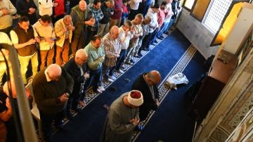 صلاة الغائب في نادي الزهور.. وداع مهيب للسباح الناشئ يوسف محمد