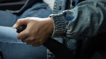 هذا ما يحدث إذا قمت بالقيادة مع تشغيل فرامل الانتظار