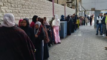 بالطوابير.. توافد الناخبين أمام لجنة الجيزة القومية بانتخابات النواب الملغاة بالطوابير.. توافد الناخبين أمام لجنة الجيزة القومية بانتخابات النواب الملغاة