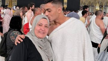 مصطفي محمد يؤدي مناسك العمرة برفقة والدتة.. صور