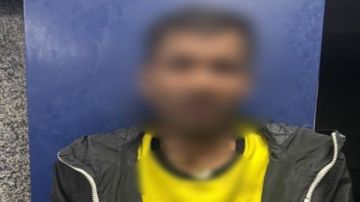 القبض على شخص تعلق بعامود إنارة بالقاهرة في حركات استعراضية فوق كوبري القبض على شخص تعلق بعامود إنارة بالقاهرة في حركات استعراضية فوق كوبري