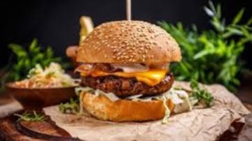 برجر اللحم البيتي بطعم المطاعم.. المكونات وطريقة التحضير خطوة بخطوة