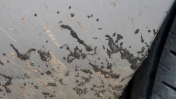 وداعا للبقع السوداء.. كيف تزيل القطران من سيارتك دون إتلاف الطلاء؟