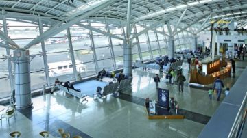 دون خسائر.. تصاعد دخان من مطبخ إحدى الاستراحات في مطار القاهرة دون خسائر.. تصاعد دخان من مطبخ إحدى الاستراحات في مطار القاهرة