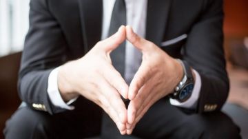 منها اتساع العين .. كيف تقرأ الحالة النفسية للشخص من لغة الجسد؟ منها اتساع العين .. كيف تقرأ الحالة النفسية للشخص من لغة الجسد؟