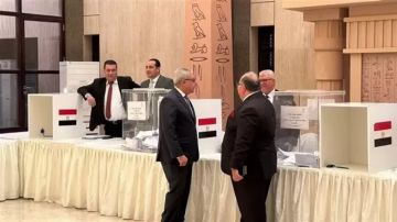 انتهاء تصويت المصريين بالخارج من جولة الإعادة للمرحلة الثانية بمجلس النواب انتهاء تصويت المصريين بالخارج من جولة الإعادة للمرحلة الثانية بمجلس النواب