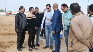 متابعة عاجلة لإصلاح كسر خط المياه المغذي لمدينة الشروق .. صور