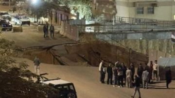 هبوط أرضي في الطريق يثير الذعر بين سكان القاهرة الجديدة