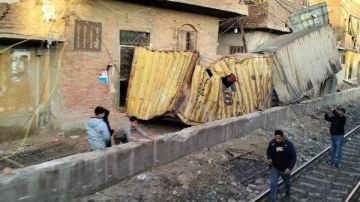 5 ساعات من الرعب.. تفاصيل سقوط 6 حاويات من قطار بضائع بالقليوبية وتضرر منازل الأهالي.. صور 5 ساعات من الرعب.. تفاصيل سقوط 6 حاويات من قطار بضائع بالقليوبية وتضرر منازل الأهالي.. صور