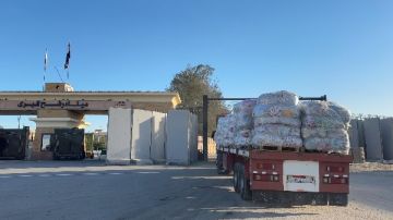 قافلة زاد العزة.. الهلال الأحمر يدفع بـ236 ألف سلة غذائية و 22 ألف بطانية إلى غزة