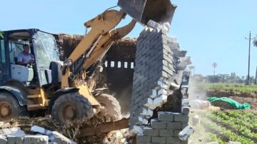 استمرار الإزالات بأشمون بعد رفض طلبات التصالح غير المستوفاة