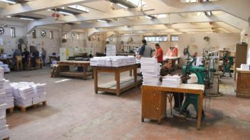 زيارة تفقدية لنائب رئيس عين شمس للتعليم والطلاب لمطبعة الجامعة لبحث خطة التطوير زيارة تفقدية لنائب رئيس عين شمس للتعليم والطلاب لمطبعة الجامعة لبحث خطة التطوير