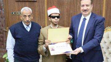 محافظ المنوفية يكرم الطالب عبدالرحمن مهدى لفوزه بالمسابقة العالمية للقرآن الكريم .. صور