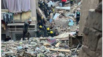 انهيار جزئي لعقار في وراق العرب وفرق الإنقاذ تحصر الضحايا انهيار جزئي لعقار في وراق العرب وفرق الإنقاذ تحصر الضحايا