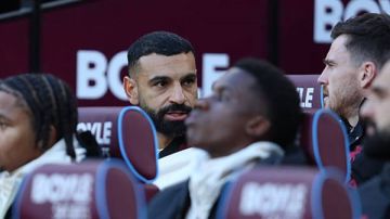 تصعيد جديد للأزمة.. سلوت يطالب إدارة ليفربول بإيقاف محمد صلاح