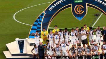 أبو ريدة يسلم فلامنجو البرازيلي كأس ديربي الأمريكتين أبو ريدة يسلم فلامنجو البرازيلي كأس ديربي الأمريكتين