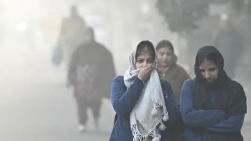 أشبه بغرفة غاز .. التلوث والهواء السام يشل حركة الطيران في الهند أشبه بغرفة غاز .. التلوث والهواء السام يشل حركة الطيران في الهند