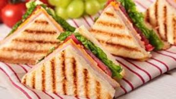 إفطار لذيذ.. طريقة تحضير ساندوتش بسطرمة بالجبنة الموزاريلا