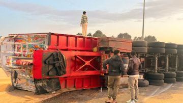 انقلاب ترلة محملة بالغلال على طريق الإسماعيلية القاهرة وإصابة شخصين انقلاب ترلة محملة بالغلال على طريق الإسماعيلية القاهرة وإصابة شخصين