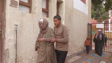 رغم صعوبة تحركه.. مسن يدلي بصوته بانتخابات النواب في سوهاج