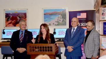 محافظ الأقصر والسفيرة الأمريكية يفتتحان الركن الأمريكي بمكتبة مصر العامة صور