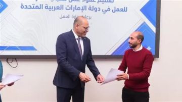 وزير العمل يسلم 25 عقد عمل جديد بدولة الإمارات