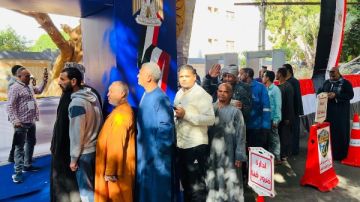 أخبار قنا.. المحافظ يتفقد مقرات اللجان الانتخابية..وصول 16833تابلت لطلاب المدارس الثانوية