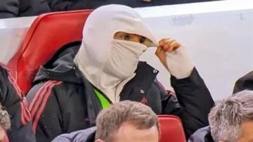 قناع تووليت لماذا أخفى محمد صلاح ملامحه من مقاعد بدلاء ليفربول؟