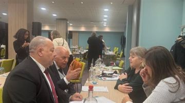 خلف الزناتي يبحث مع رئيسة اتحاد المعلمين بأستراليا تعزيز التعاون وتبادل الخبرات خلف الزناتي يبحث مع رئيسة اتحاد المعلمين بأستراليا تعزيز التعاون وتبادل الخبرات