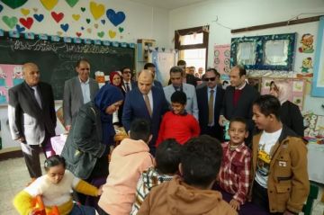 محافظ كفرالشيخ يوزع هدايا على طلاب مدارس التربية الخاصة خلال جولة تفقدية