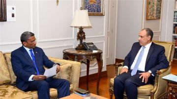 عبد العاطي: نحرص على تعزيز التعاون الاقتصادي مع سيشل وتوسيع نفاذ الأدوية المصرية لأفريقيا عبد العاطي: نحرص على تعزيز التعاون الاقتصادي مع سيشل وتوسيع نفاذ الأدوية المصرية لأفريقيا