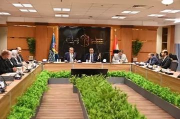 محافظ جنوب سيناء ورئيس صندوق التنمية الحضرية يبحثان آليات تنفيذ مشروعات إسكان سياحي بدوي