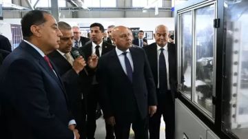 رئيس الوزراء يتفقد عددا من أقسام مصنع ليوني مصر بمدينة بدر