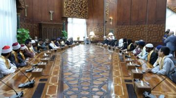 شيخ الأزهر يلتقي طلاب مدرسة الإمام الطيب ويشيد بحفظهم المتقن لكتاب الله بالقراءات العشر