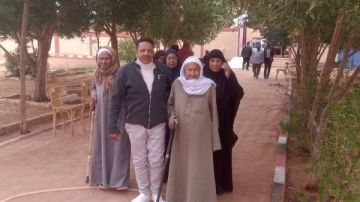 على كراسي متحركة.. إقبال كبار السن على انتخابات الدوائر الملغاة في الوادي الجديد على كراسي متحركة.. إقبال كبار السن على انتخابات الدوائر الملغاة في الوادي الجديد