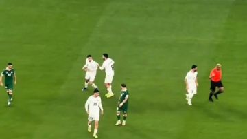 مشهد غريب بلقاء سوريا وفلسطين لاعب الفدائي يعتد.ي على زميله