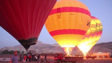 إقبال كبير .. سماء الأقصر تشهد تحليق 73 رحلة بالون طائر على متنها 1800 سائح إقبال كبير .. سماء الأقصر تشهد تحليق 73 رحلة بالون طائر على متنها 1800 سائح
