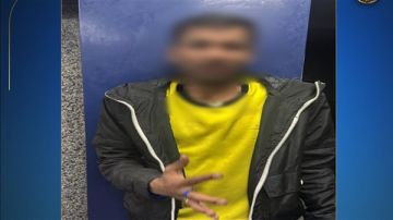 الأمن يضبط شخصا قام بحركات استعراضية فوق سور أحد الكباري بالقاهرة الأمن يضبط شخصا قام بحركات استعراضية فوق سور أحد الكباري بالقاهرة