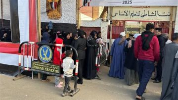 انتخابات الدوائر الملغاة.. توافد الناخبين أمام لجان بنت الشاطئ بالعسيرات بسوهاج