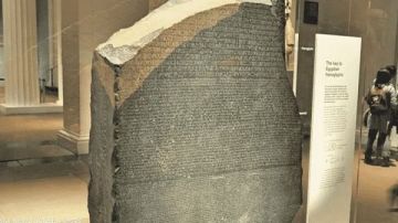 صحيفة بريطانية: مصر تسعى لاستعادة حجر رشيد من المتحف البريطاني