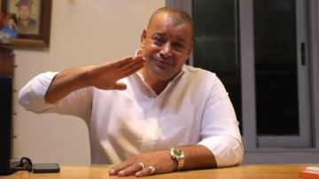 من المستشفى إلى الشارع شقيق ناصر البرنس يفترش الرصيف بعد محاولة إحــ.ــراق نفسه.. وشهود يكشفون التفاصيل