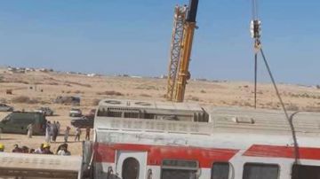 تفاصيل اصطدام قطار ركاب بسيارة محملة بأعمدة إنارة بمطروح تفاصيل اصطدام قطار ركاب بسيارة محملة بأعمدة إنارة بمطروح