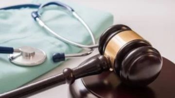 تفاصيل الموافقة المستنيرة في قانون المسئولية الطبية.. ضمانة أساسية لحقوق المريض تفاصيل الموافقة المستنيرة في قانون المسئولية الطبية.. ضمانة أساسية لحقوق المريض