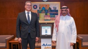 وزير البترول يبحث التعاون في مجال البتروكيماويات مع الرئيس التنفيذي لشركة سابك وزير البترول يبحث التعاون في مجال البتروكيماويات مع الرئيس التنفيذي لشركة سابك