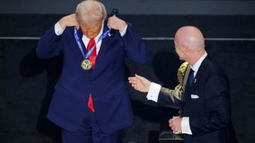 أول تعليق من ترامب عقب فوزه بجائزة فيفا للسلام في حفل قرعة كأس العالم أول تعليق من ترامب عقب فوزه بجائزة فيفا للسلام في حفل قرعة كأس العالم