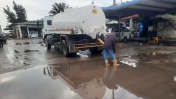 محافظ كفر الشيخ يتابع جهود كسح مياه الأمطار ببلطيم صور