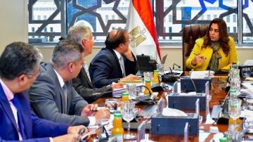 وزيرة البيئة تلتقي عددا من المستثمرين لدفع مسار الاستثمار المستدام بالمحميات الطبيعية وزيرة البيئة تلتقي عددا من المستثمرين لدفع مسار الاستثمار المستدام بالمحميات الطبيعية