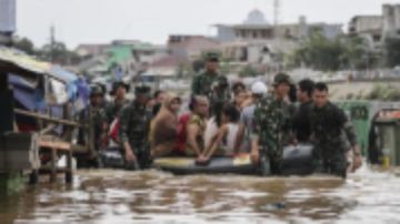 ارتفاع حصيلة قتلى الفيضانات وانزلاقات التربة في إندونيسيا لـ631 شخصا